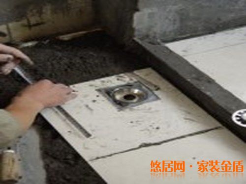 鋪貼地磚要點三：在墻角的位置切割地磚